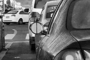 Wonderful driver uses home makeup mirror to make the vehicle rearview mirror traffic police illegal