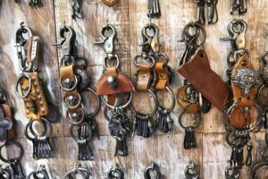 The man sells “keychain” in Thailand, I want to buy it, I have to queue, and I have earned 2.7 million in 3 years!