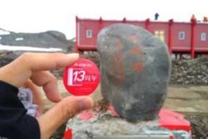 Do not forget the alma mater, old students bring the nannagon road with the Beijan education Badge