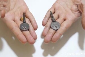 Is the rusty key on the keychain?Just do this, remove rust!