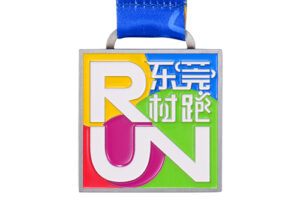 The medal runs into the village, and the honor is shining.