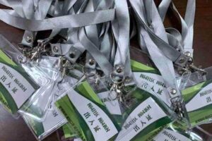 Residential key card is easy to lose, how to do? This community uses clever idea, match a certificate to hang rope