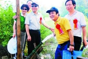 Shenzhen Disabled Persons’ Federation and Shenzhen Lions Club went to Sanjiao Village, Wushi Town, Leizhou City to help (source: Shenzhen Business Daily)