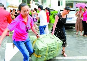 Materials sent to Zhouqu County (source: Shenzhen Business Daily) news 图1张