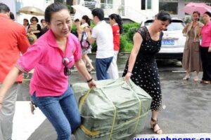 The first batch of disaster relief materials sent to Zhouqu by Shenzhen Lions Club (source: Shenzhen News)