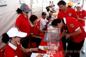 Ask ding Center let love fly the first “Zhuo Yue century Center Cup” charity climbing contest was held in 2011
