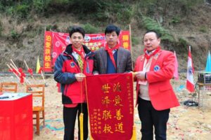 Shenzhen Lions club haida service team before the festival to send warm love to see liu mother’s family