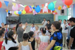 Love student travel: Teacher Yushu came to observe the teaching activities