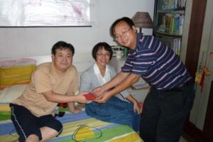 The bearer of love – The miles service team of Shenzhen Lions Club visited Li Hong and Hu Ying, members of the Disabled literature Salon in Futian District