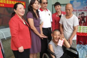 Shenzhen Lions Club charity service team Mid-Autumn Festival to help the poor show love