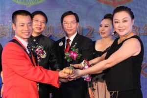 Passing on Love – 2012 — 2013 Changing ceremony of Shenzhen Lions Club Tai ‘an Service Team