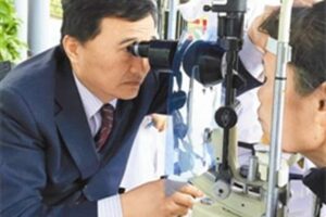 More than 300 residents in Sungang Community received cataract examination at the second stop of the charity Light Tour (source: Shenzhen Evening News, December 22, 2014, A17 edition)