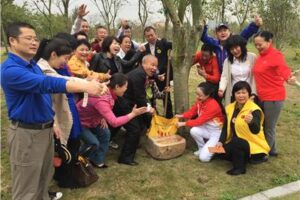 Shenzhen Dalian lion friends phoenix Mountain planting friendship tree