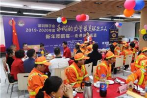 “The most beautiful sanitation workers” New Year reunion banquet into the yuanling street