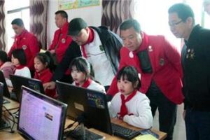 Shenzhen Lions club zhongtian, the main association of the service team to our city to donate money for education