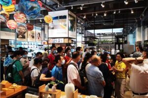 Holding “snail” to take a walk deep lion to help disabled Hong Intangible Heritage