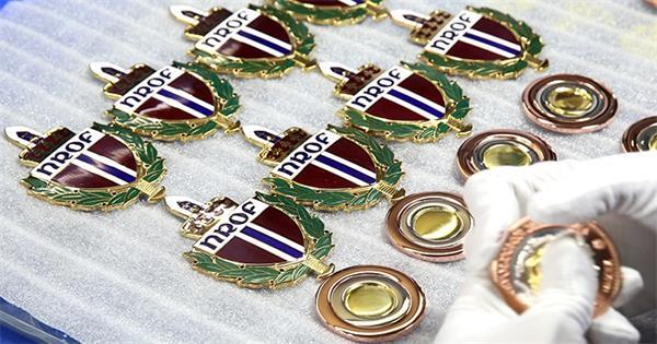 The difference between a custom enamel badge and an imitation enamel badge LAPEL PIN badge factory