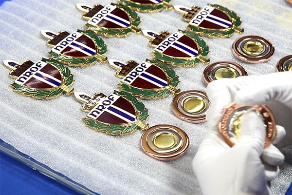 badge Customization about the importance of polishing -IMK Gift LAPEL PIN badge factory Blog 图1张